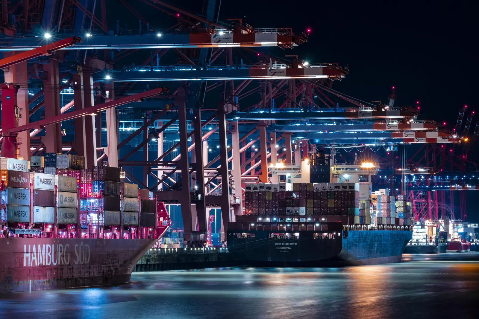 Containerterminal im Hamburger Hafen bei Nacht mit Frachtern von Hamburg S&uuml;d und ZIM
