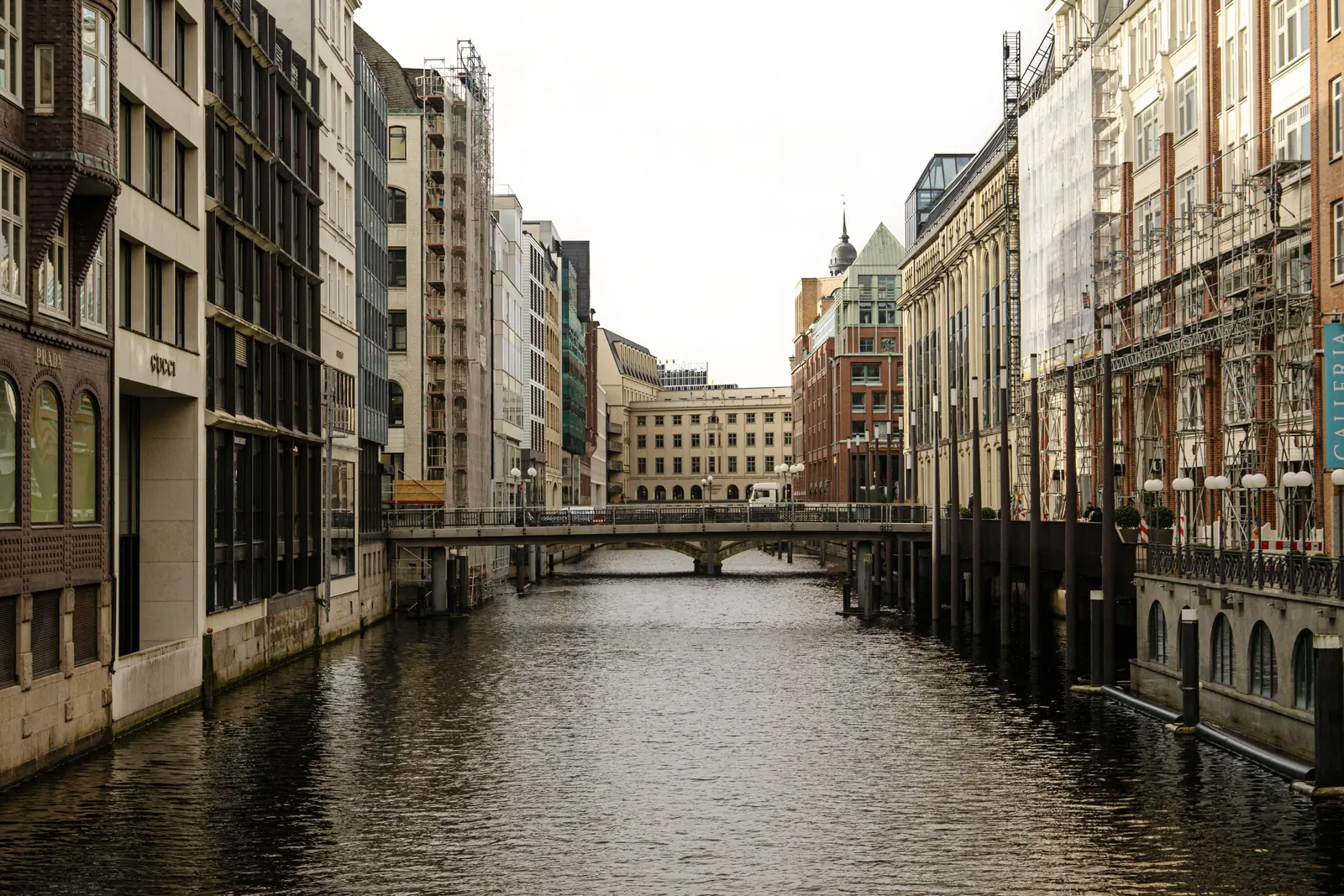 Bleichenfleet in der Hamburger Innenstadt mit Kontorh&auml;usern und Br&uuml;cke