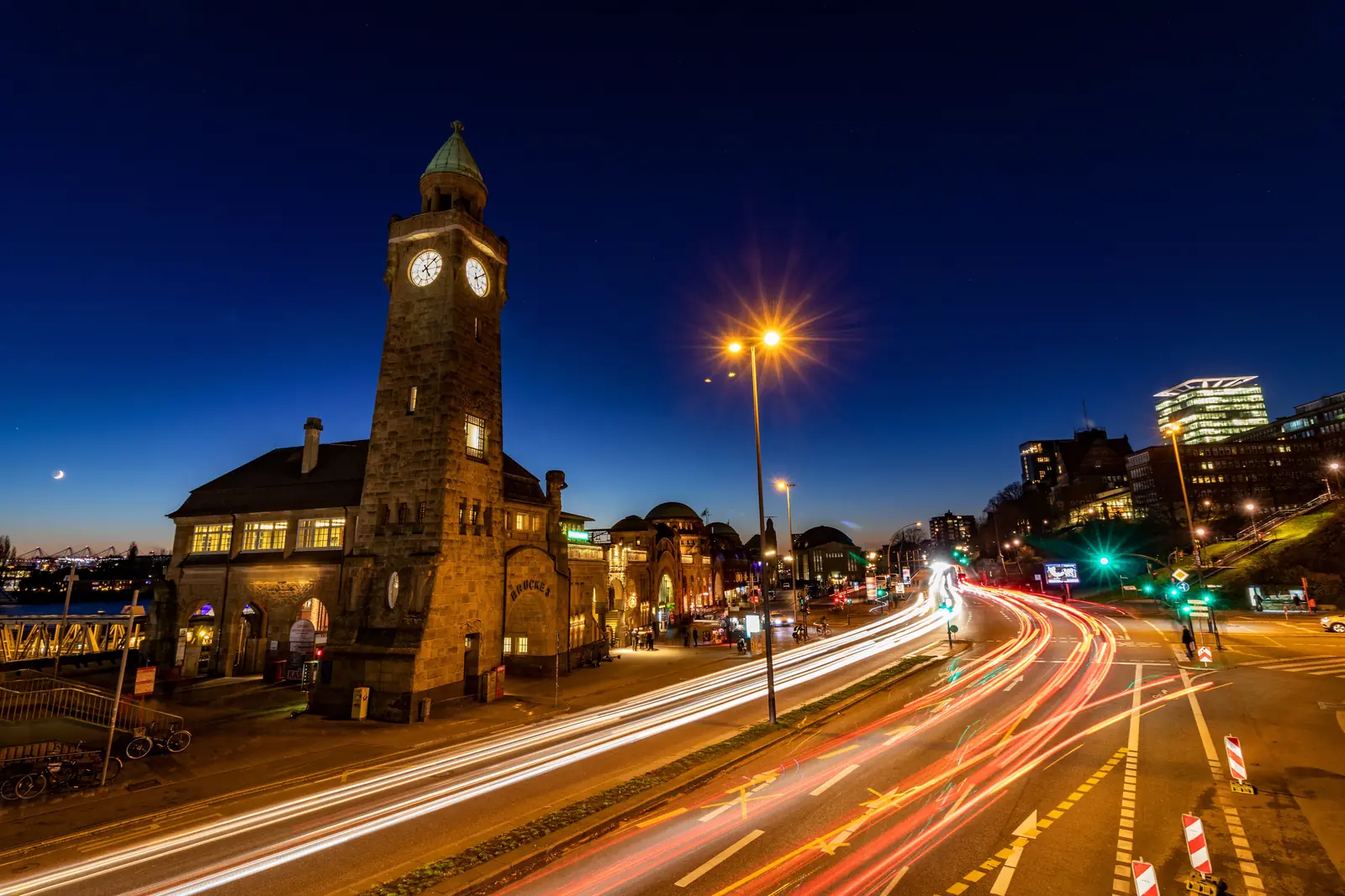 Landungsbr&uuml;cken Hamburg zur blauen Stunde mit Lichtspuren des Verkehrs