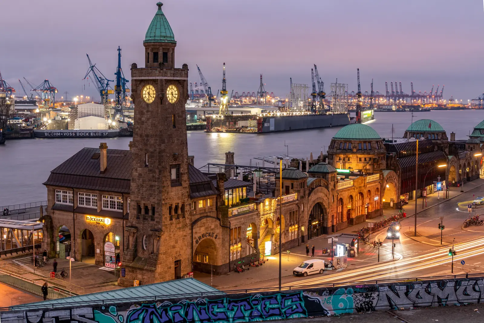 Blick von oben auf die St. Pauli Landungsbr&uuml;cken mit Hafenkr&auml;nen im Morgenlicht
