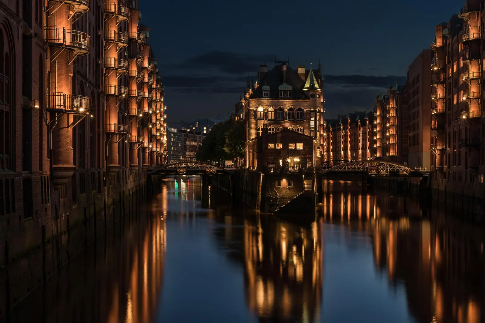 Wasserschloss in der Hamburger Speicherstadt bei Nacht mit Spiegelung im Fleet