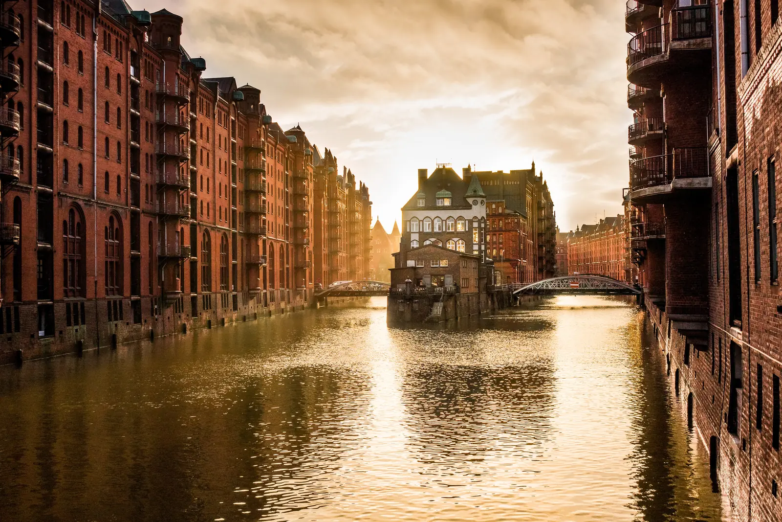 Speicherstadt Hamburg im goldenen Abendlicht mit Wasserschloss und Br&uuml;cken